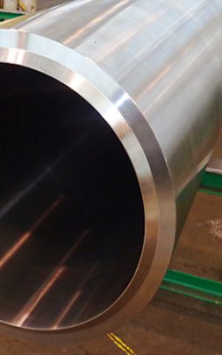 Fornitura di tubi in tutti i gradi di acciaio per industria energetica o cantieristica navale.