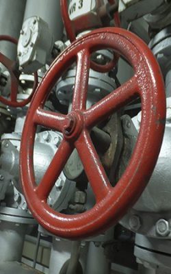 dettaglio di valvole impiegate in un impianto industriale chimico